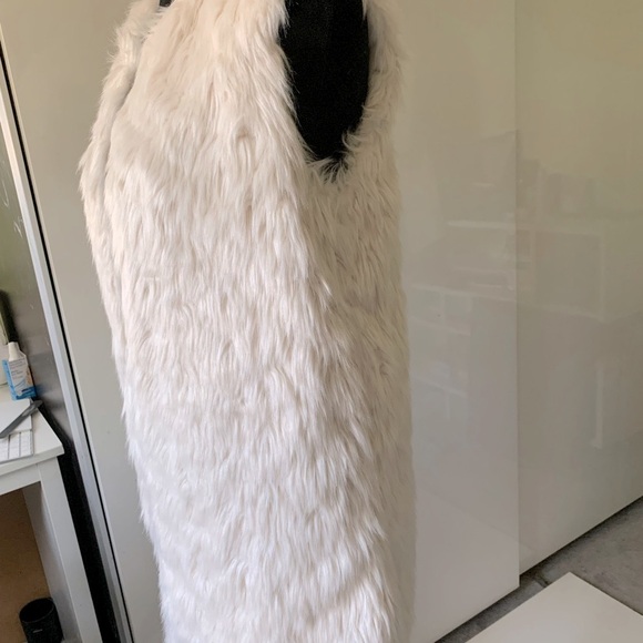 Vest. Faux fur. 🎁 gift item, Comfy warmth.(New no tags